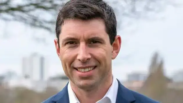 Le visage d'un homme souriant